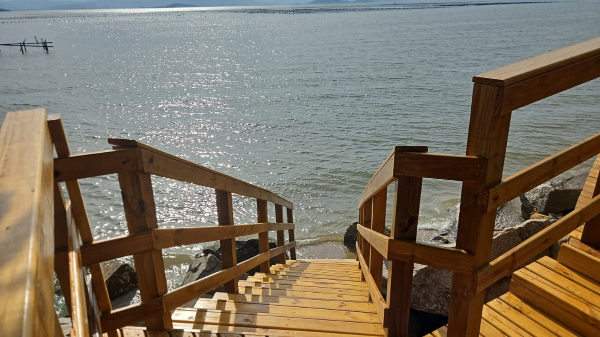 Escadaria para o mar no deck (Foto Divulgação, PMF)