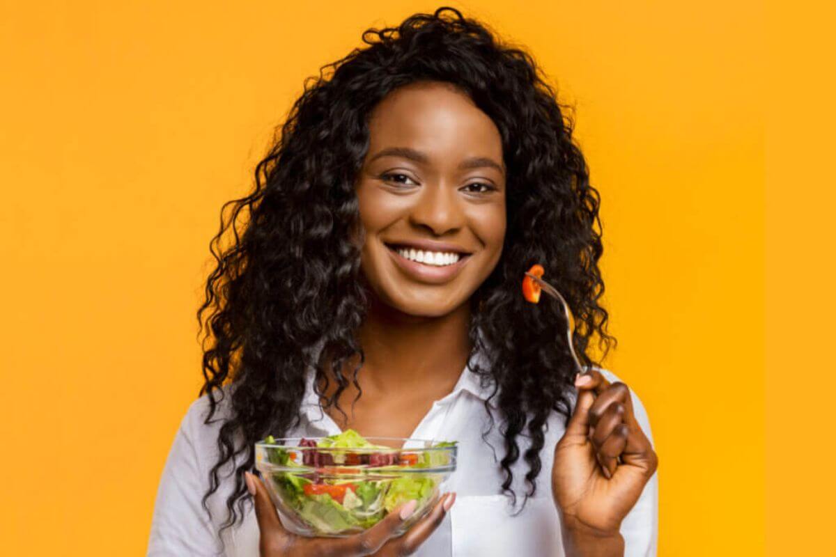 Dieta rica em alimentos anti-inflamatórios ajuda a reduzir o inchaço (Imagem: denis_vermenko | Shutterstock)