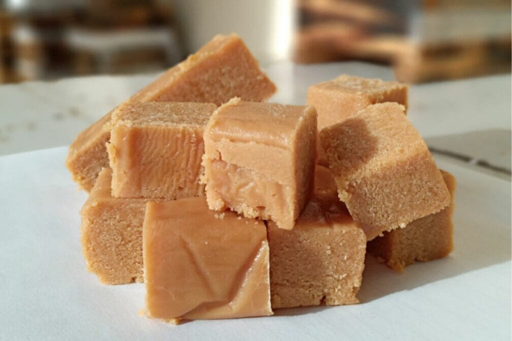 Doce de leite em pedaços (Imagem: Daniel Deywes | Shutterstock)