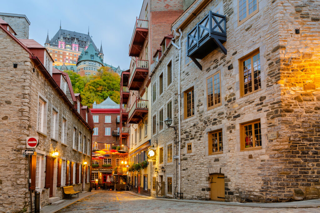 Du Petit-Champlain é repleta de lojas e lindas casas de pedra que encantam os turistas (Imagem: nicepix | Shutterstock)