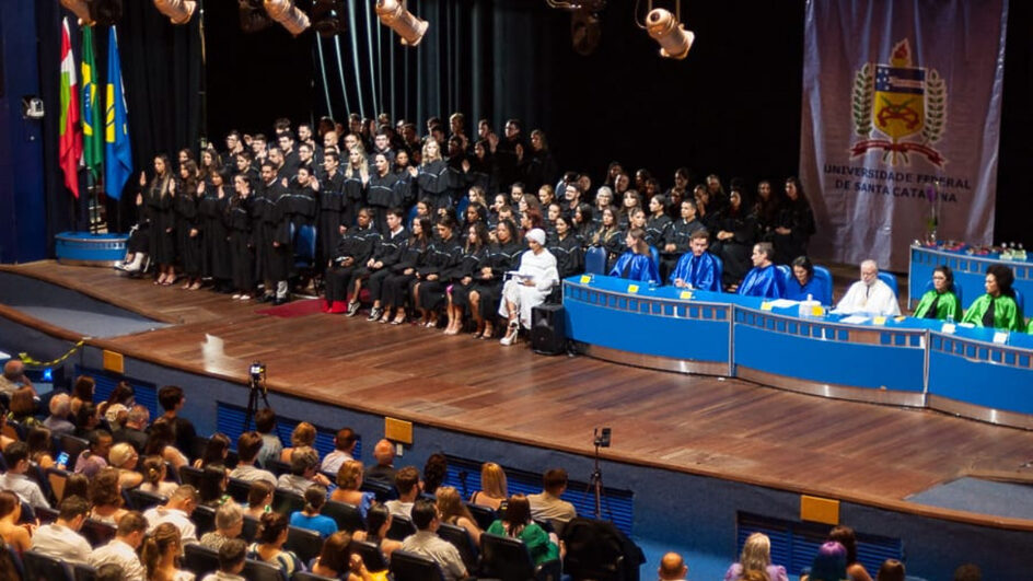Em respeito a um ritual religioso, formanda da UFSC usa beca branca