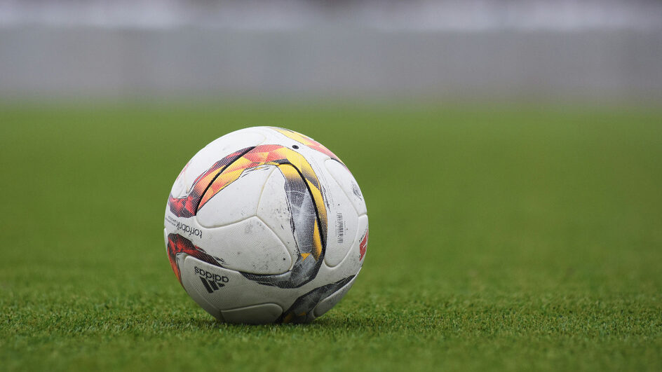 Marcações de pênalti costumam gerar polêmicas no futebol (Foto: Reprodução, Peter Glaser, Unsplash)