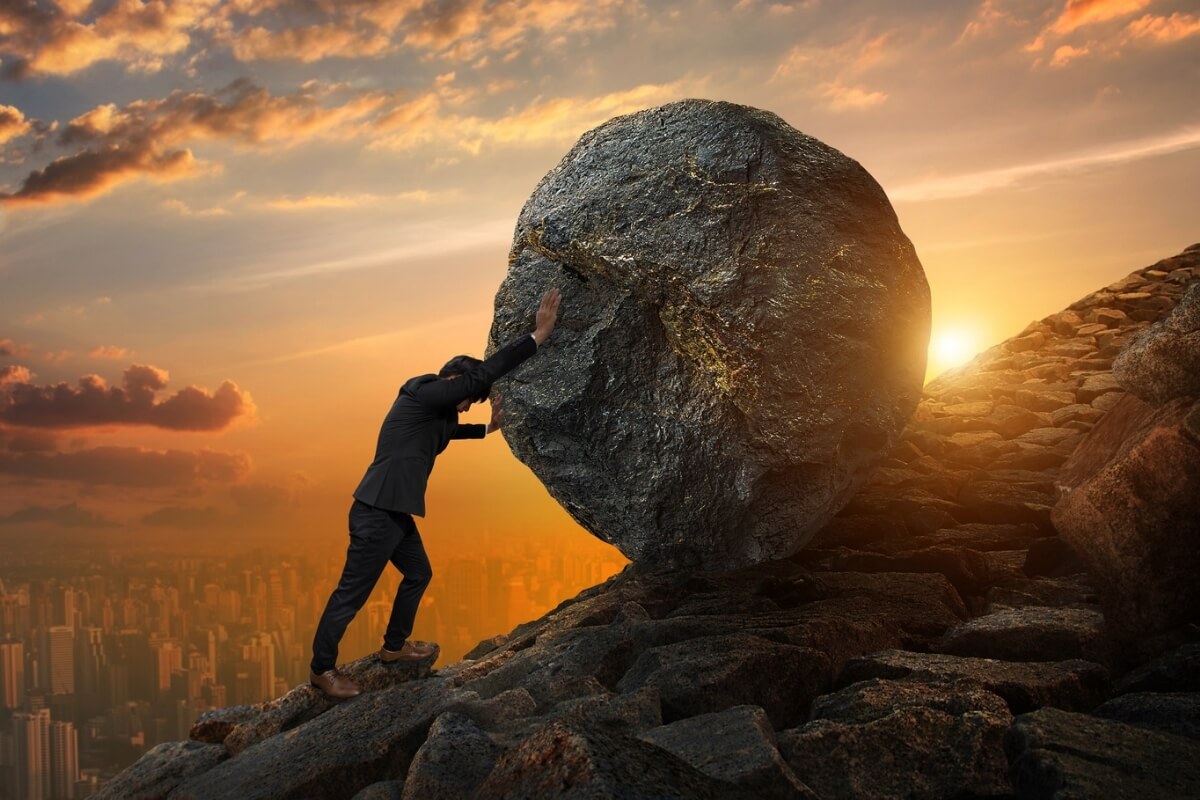A vida nos desafia a encarar o desconhecido com a coragem (Imagem: chaiyapruek youprasert | Shutterstock)