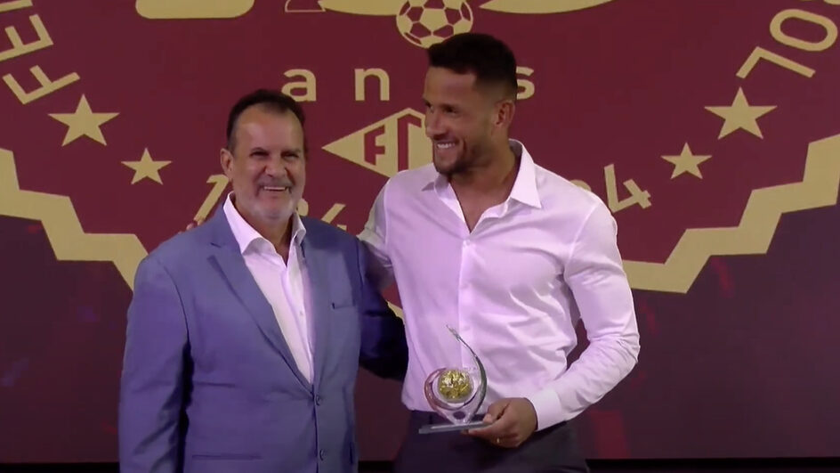 Festa do Catarinense 2024. Presidente Rubinho entrega prêmio individual para zagueiro Rodrigo, do Criciúma (Foto: reprodução, MB TV)