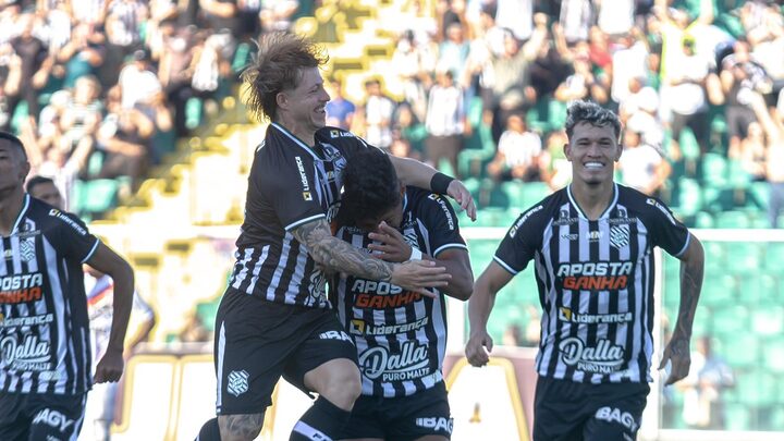 Alisson e Pato comemoram o primeiro gol do Figueirense na Série C na vitória sobre o Ferroviário-CE (Foto: Patrick Floriani, FFC)