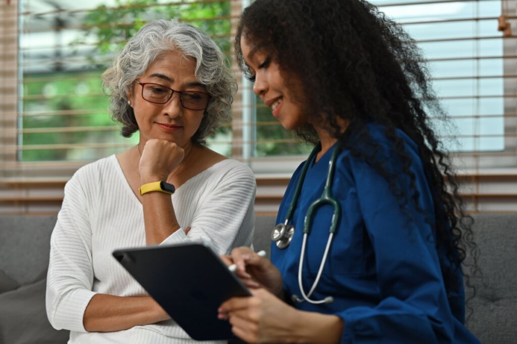 Durante a menopausa, deve-se reconhecer e buscar estrat&eacute;gias para lidar com as mudan&ccedil;as no corpo (Imagem: Pranithan Chorruangsak | Shutterstock)