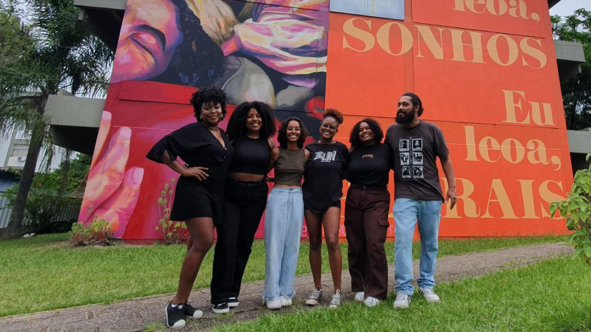 Turma com 10 alunos negros se forma na UFSC e celebra conquista: "Continuação de um sonho"