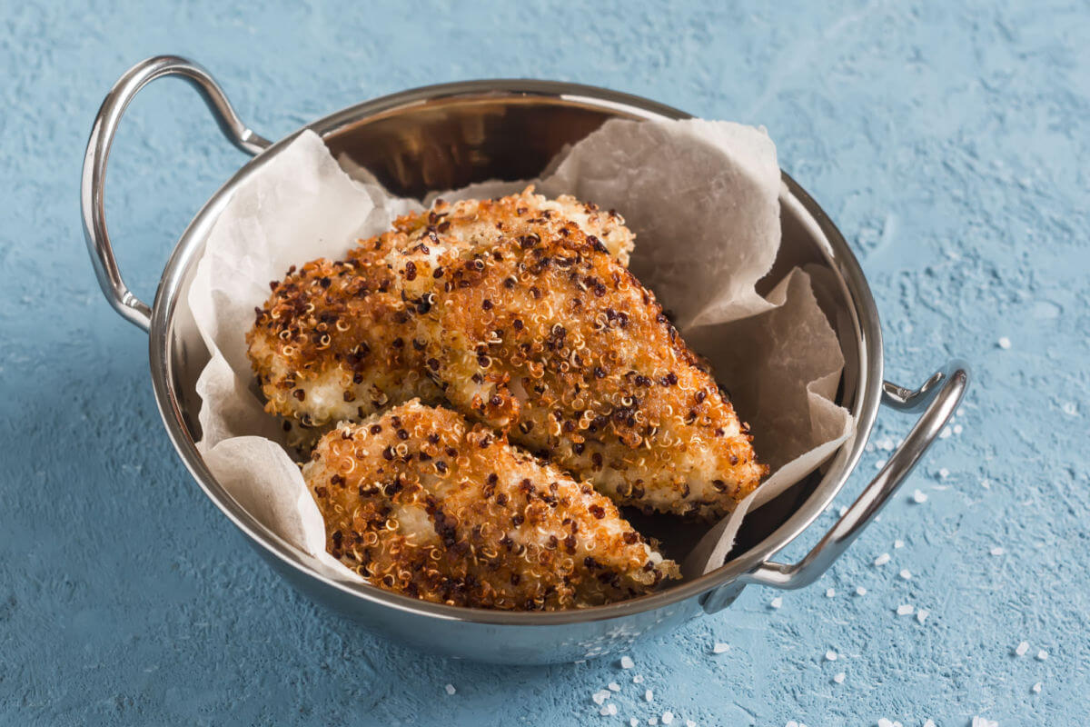 Frango empanado com quinoa (Imagem: Kiian Oksana | Shutterstock)