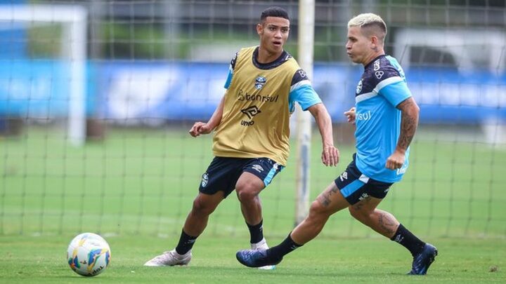 Gustavo no treino com o elenco profissional (Foto: Lucas Uebel, Grêmio)