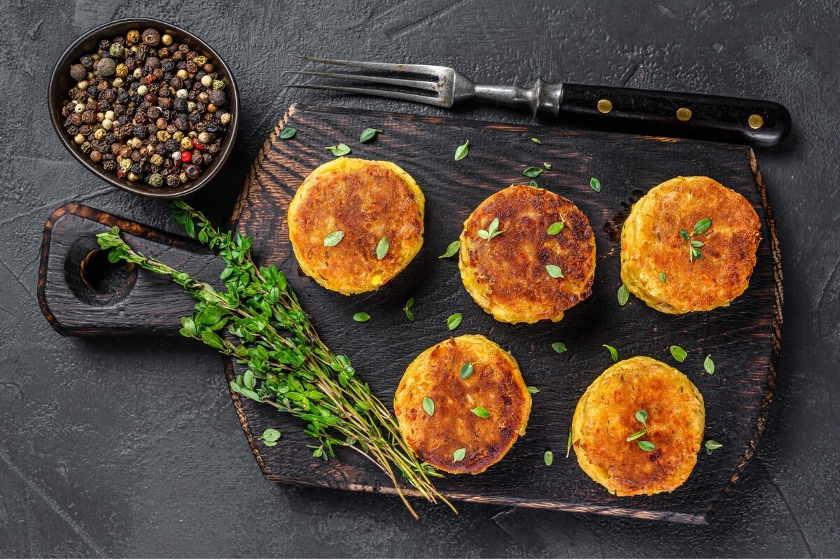 Hambúrguer de grão-de-bico (Imagem: Mironov Vladimir | Shutterstock)