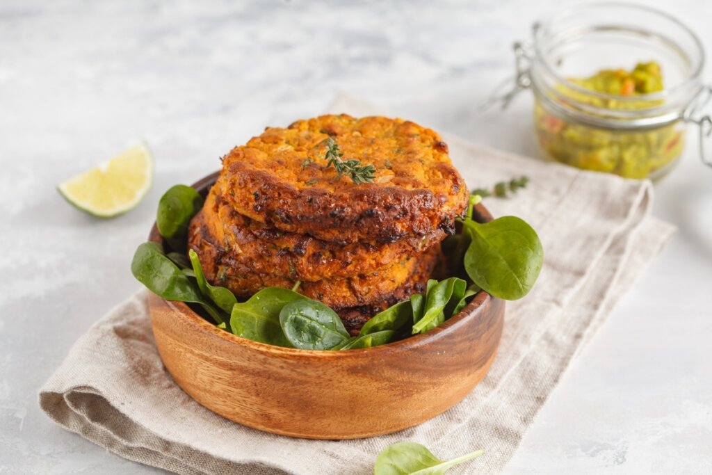 Hamb&uacute;rguer de lentilha (Imagem: Nina Firsova | Shutterstock)