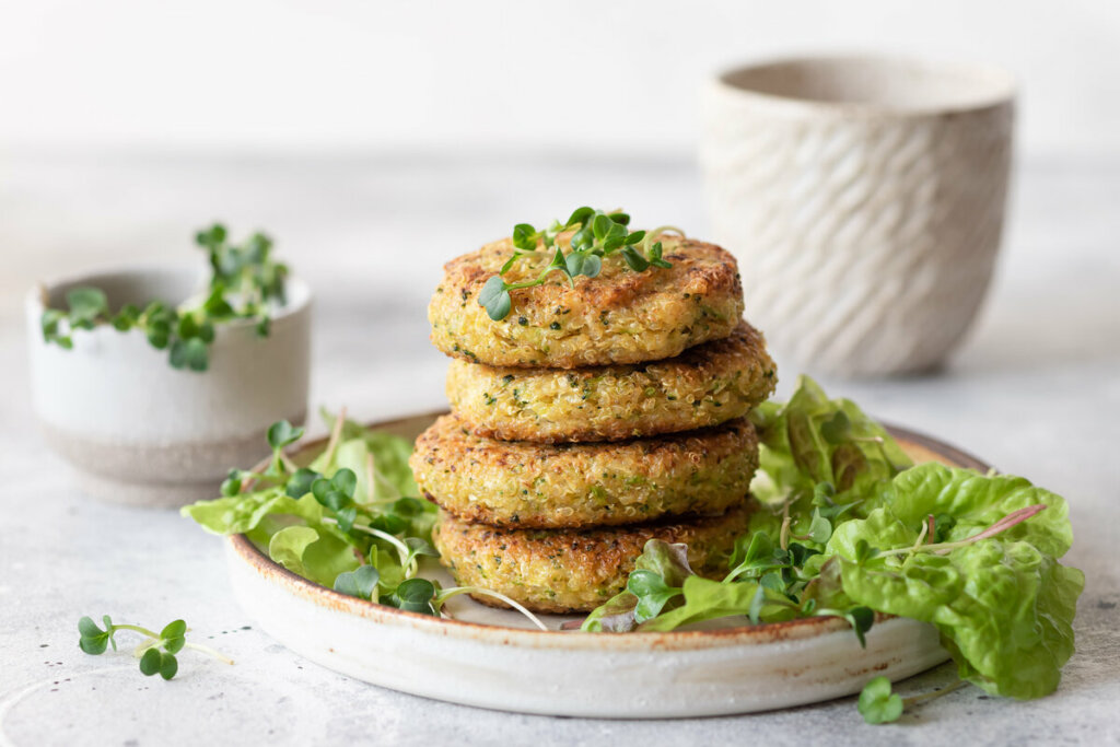 Hambúrguer de batata-doce com quinoa (Imagem: Mila Naumova | Shutterstock)