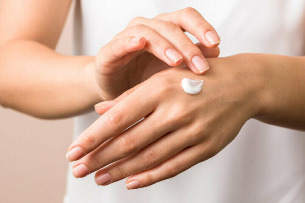 O uso de hidratantes impede a perda de &aacute;gua das unhas (Imagem: Andrei David Stock | Shutterstock)