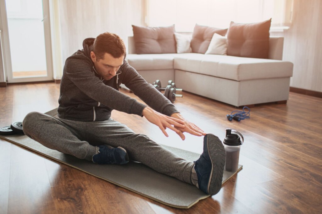 Pausas e exercícios leves são importantes para prevenir problemas de circulação (Imagem: Dmytrenko Vlad | Shutterstock)