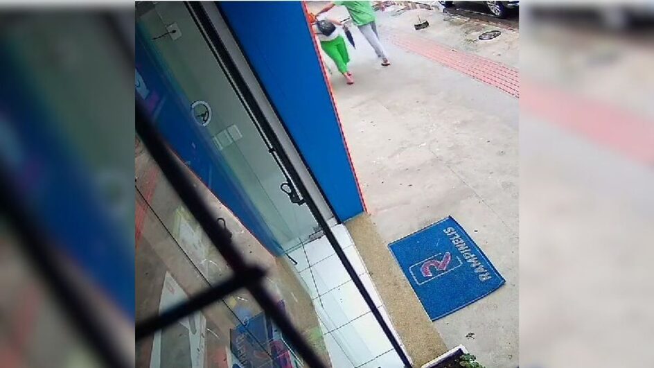 Homem ataca idosa de 72 anos, que caiu no chão após o impacto
