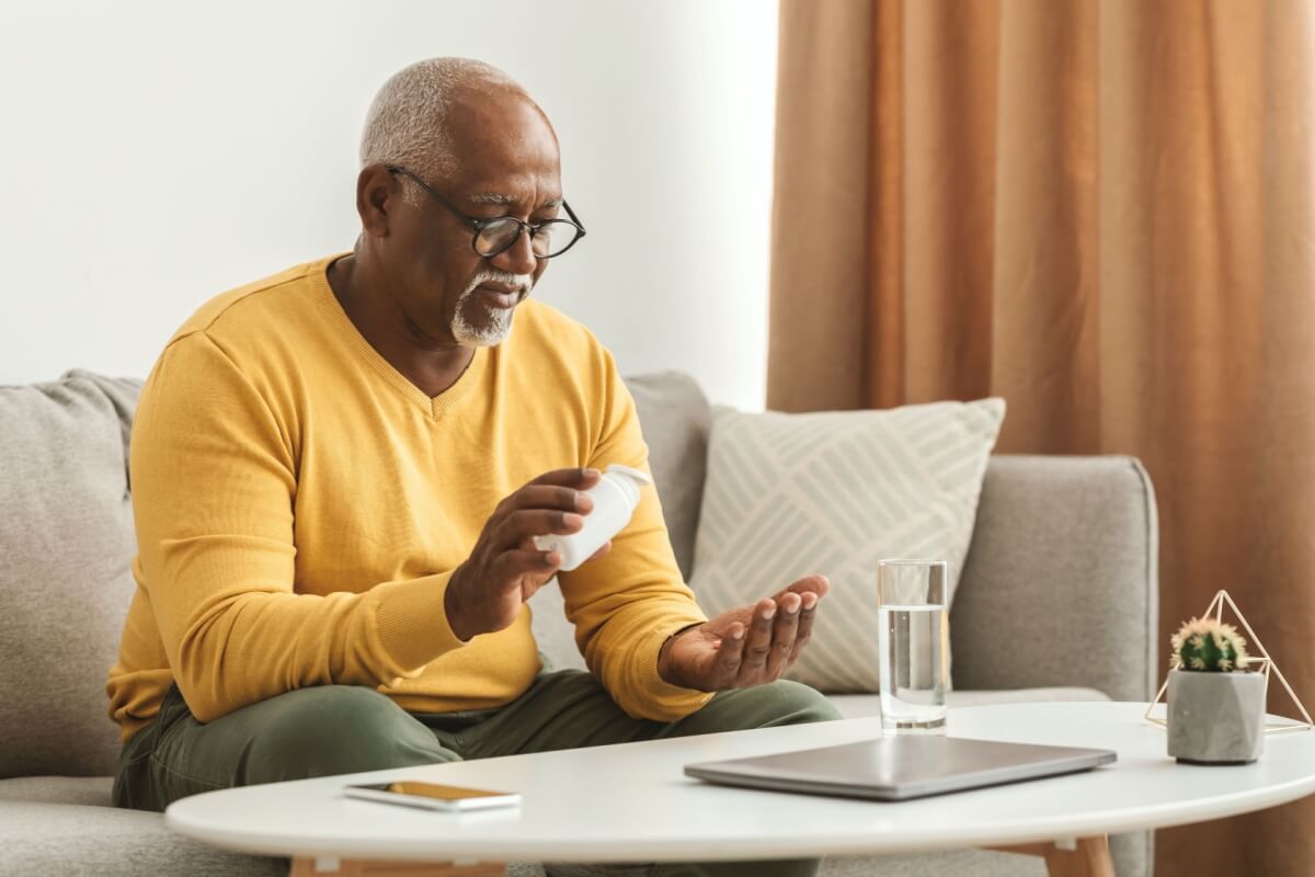A automedicação pode mascarar o desconforto, sem tratar a causa do problema (Imagem: Prostock-studio | Shutterstock)