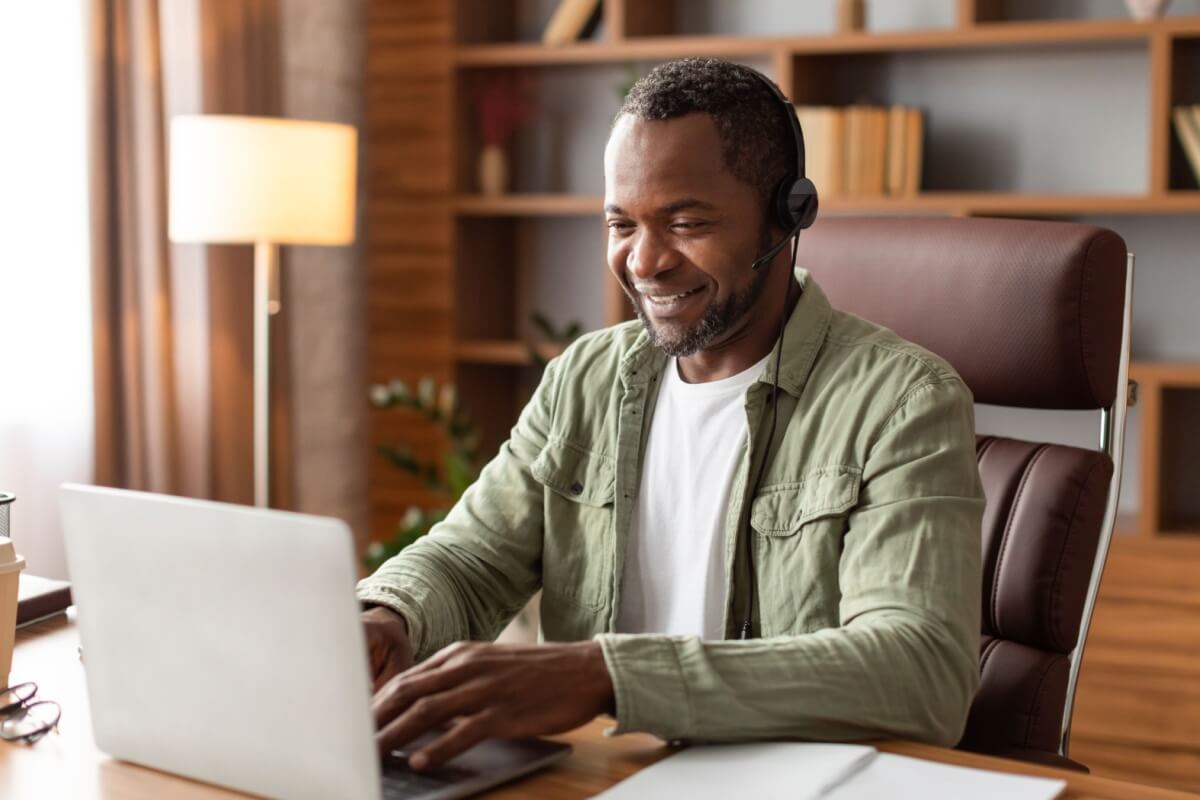 Modalidades flexíveis impulsionam o aumento de nômades digitais (Imagem: Prostock-studio | Shutterstock)