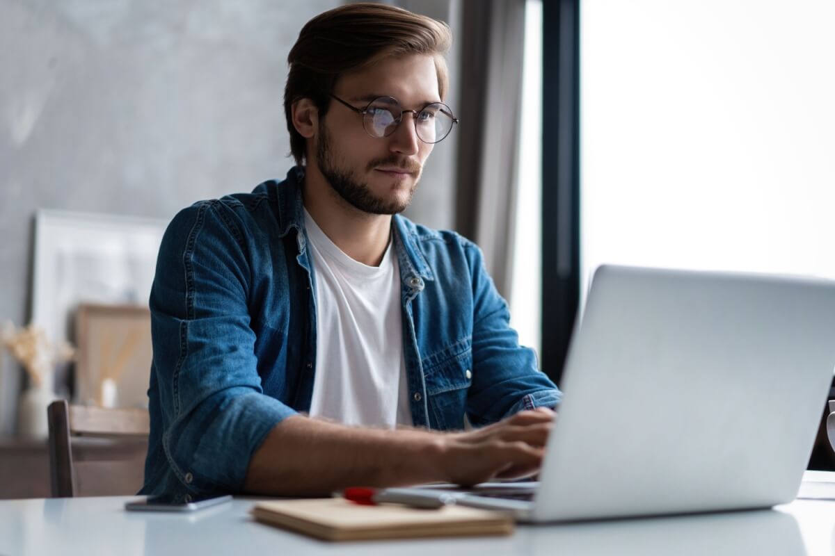 É preciso cautela e discernimento para não cair em golpes financeiros que podem comprometer as economias e a segurança (Imagem: OPOLJA | Shutterstock)
