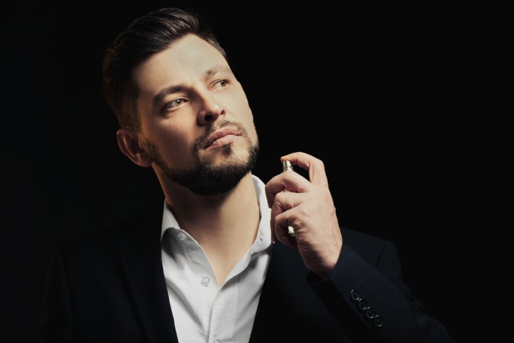 Os perfumes masculinos para o outono trazem uma aura de mist&eacute;rio e sofistica&ccedil;&atilde;o envolvendo cada ess&ecirc;ncia (Imagem: Africa Studio | Shutterstock)