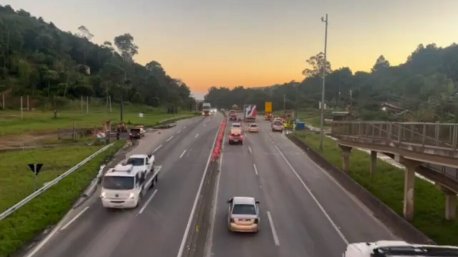 Após seis dias, trânsito é totalmente liberado na BR 101, no Morro dos Cavalos em Palhoça
