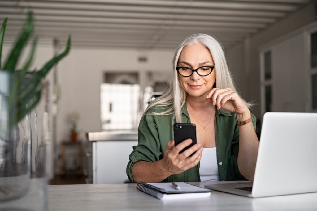 E-mails fraudulentos exploram a ingenuidade de idosos, levando a crimes financeiros e a roubo de identidade (Imagem: Ground Picture | Shutterstock)