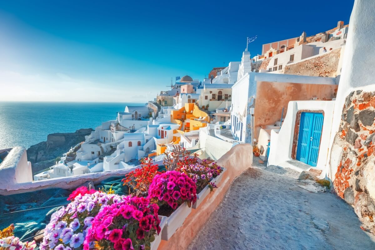 Santorini tem paisagens paradisíacas (Imagem: Feel good studio | Shutterstock)