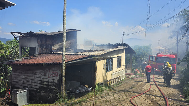 Incêndio deixa andar de casa destruído e homem ferido em Florianópolis