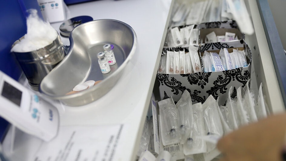 SC enfrenta onda de casos de dengue, gripe e Covid em contraste à baixa procura por vacinas