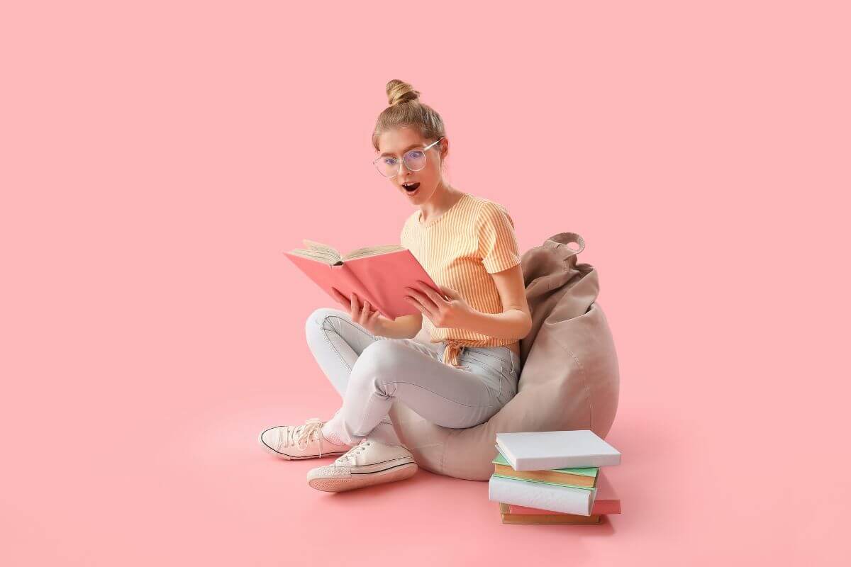 Ler livros jornalísticos instiga a reflexão sobre temas contemporâneos (Imagem: Pixel-Shot | Shutterstock)