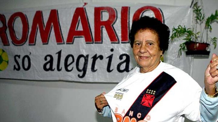Dona Lita, mãe de Romário, sempre esteve ao lado do jogador em todos os clubes por onde ele passou, incluindo o Vasco (Foto: Reprodução, Facebook)