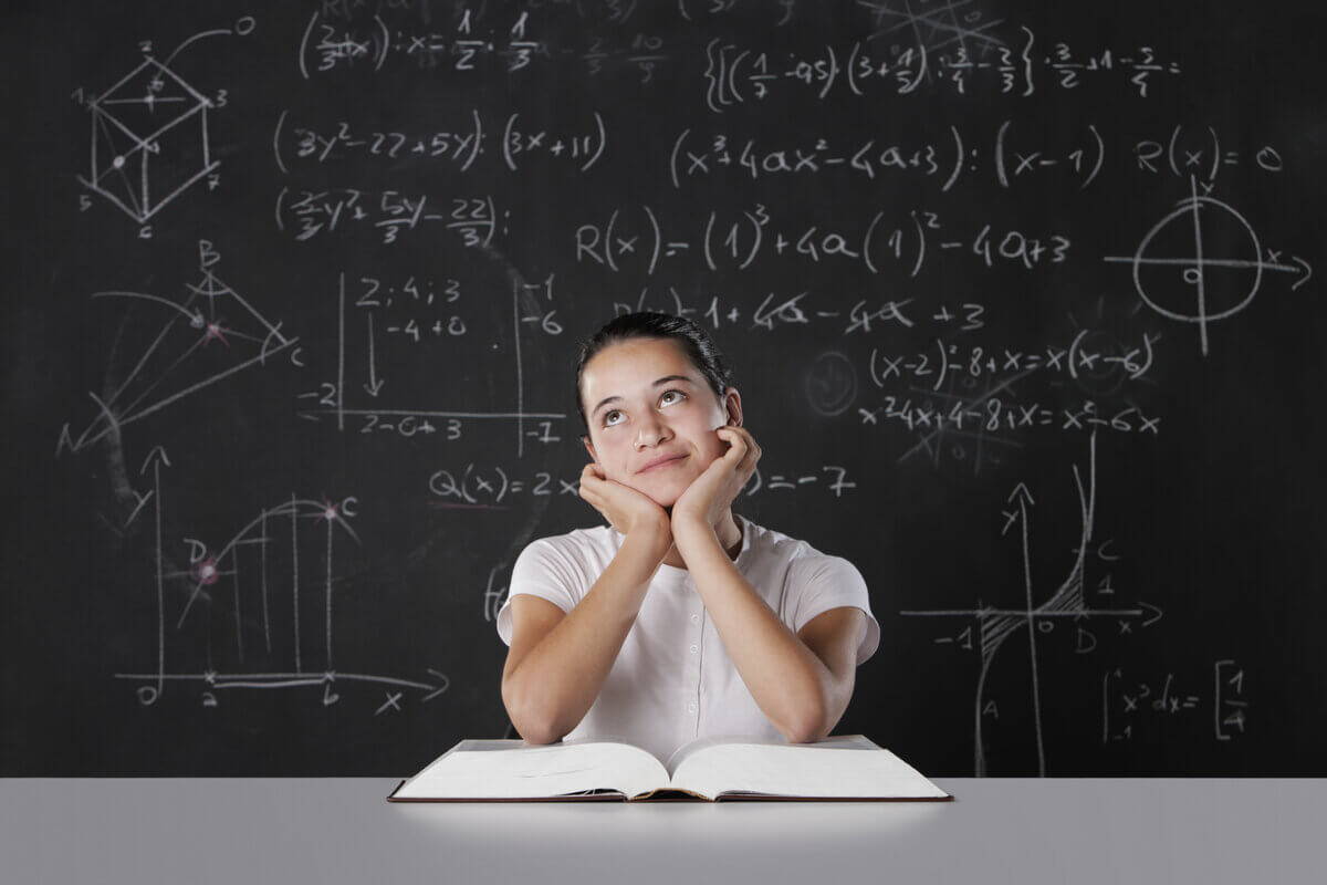 Ansiedade e medo de cálculos afetam o aprendizado dos estudantes (Imagem: Stokkete | Shutterstock)
