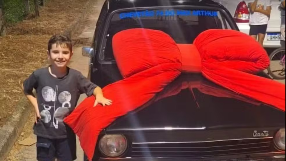 Max Arthur com seu presente (Foto Divulgação, Arquivo Pessoal)