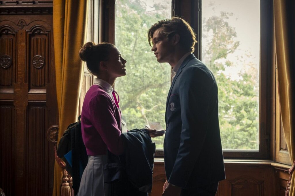 ‘Maxton Hall: O Mundo Entre Nós’ narra a históra de amor entre dois jovens de realidades diferentes (Imagem: Reprodução digital | UFA Fiction e Prime Video)