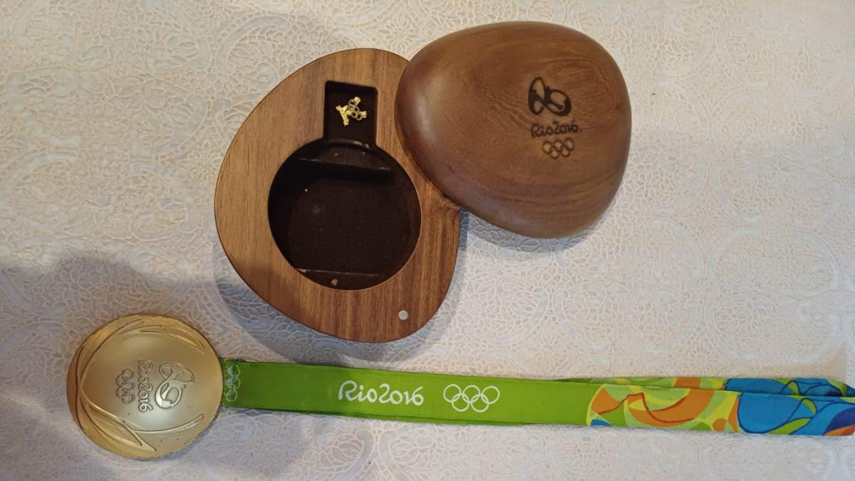 Medalha de ouro olímpico em futebol da seleção brasileira (9).png