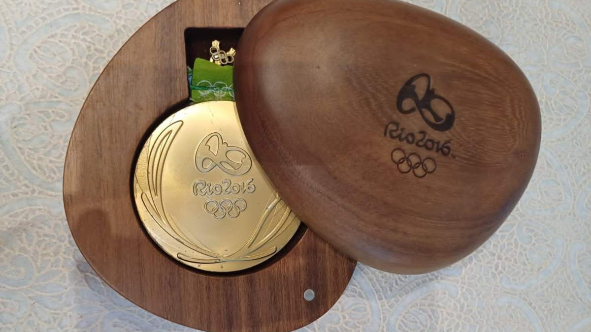 Medalha de ouro olímpico em futebol da seleção brasileira (9).png