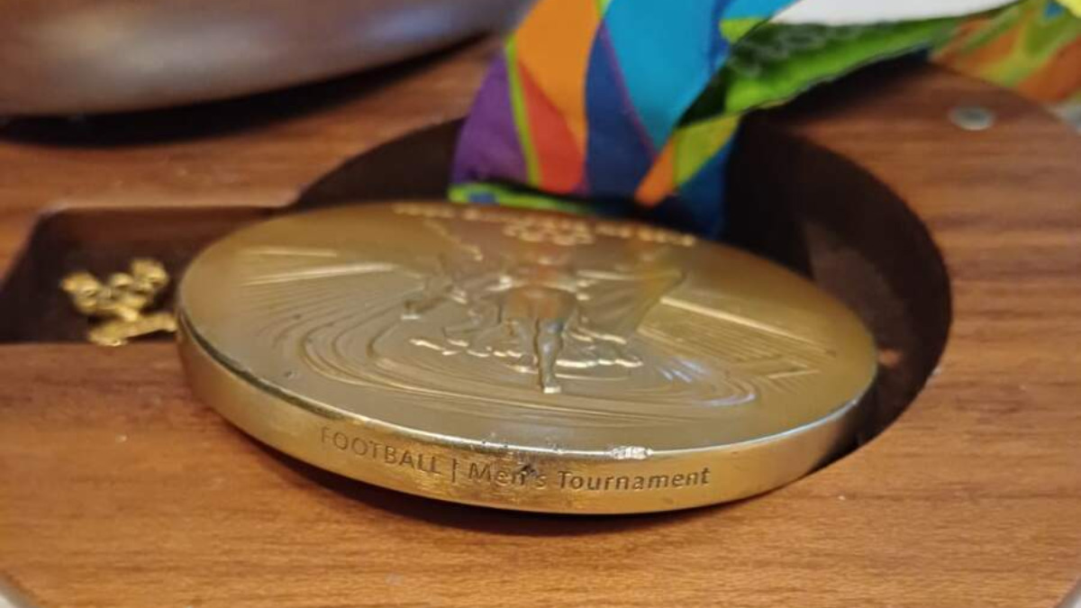 Medalha de ouro olímpico em futebol da seleção brasileira (9).png