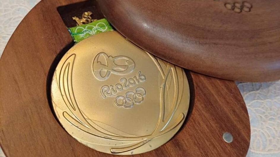 Medalha de ouro olímpico em futebol da seleção brasileira (9).png