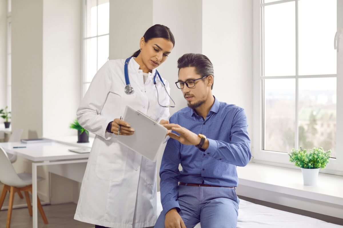 A coqueluche é uma doença bacteriana altamente contagiosa que afeta o sistema respiratório (Imagem: Studio Romantic | Shutterstock)