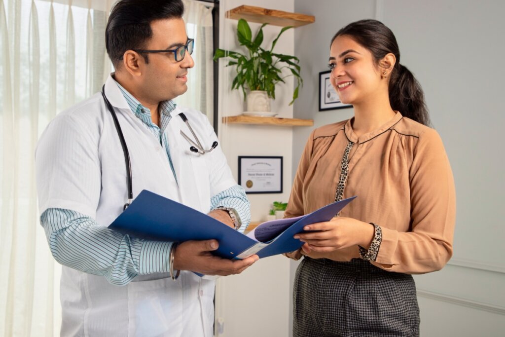 O acompanhamento médico é importante para diagnosticar a pressão alta no início (Imagem: GetMyStock | Shutterstock)