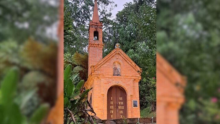 pequeno templo dedicado a São Francisco de Assis