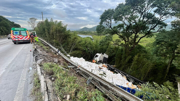 BR-101 será totalmente bloqueada para remover carreta que caiu em ribanceira no Morro dos Cavalos