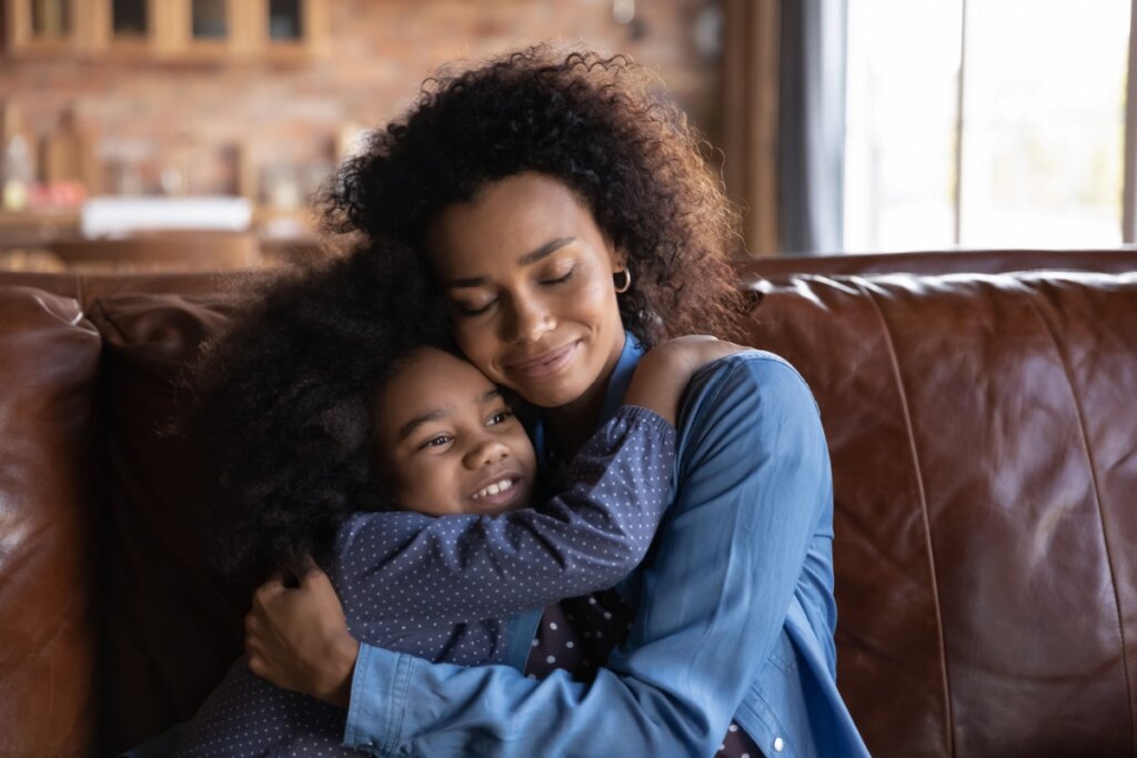Apoie seu filho se ele sofrer discriminação (Imagem: fizkes | Shutterstock)