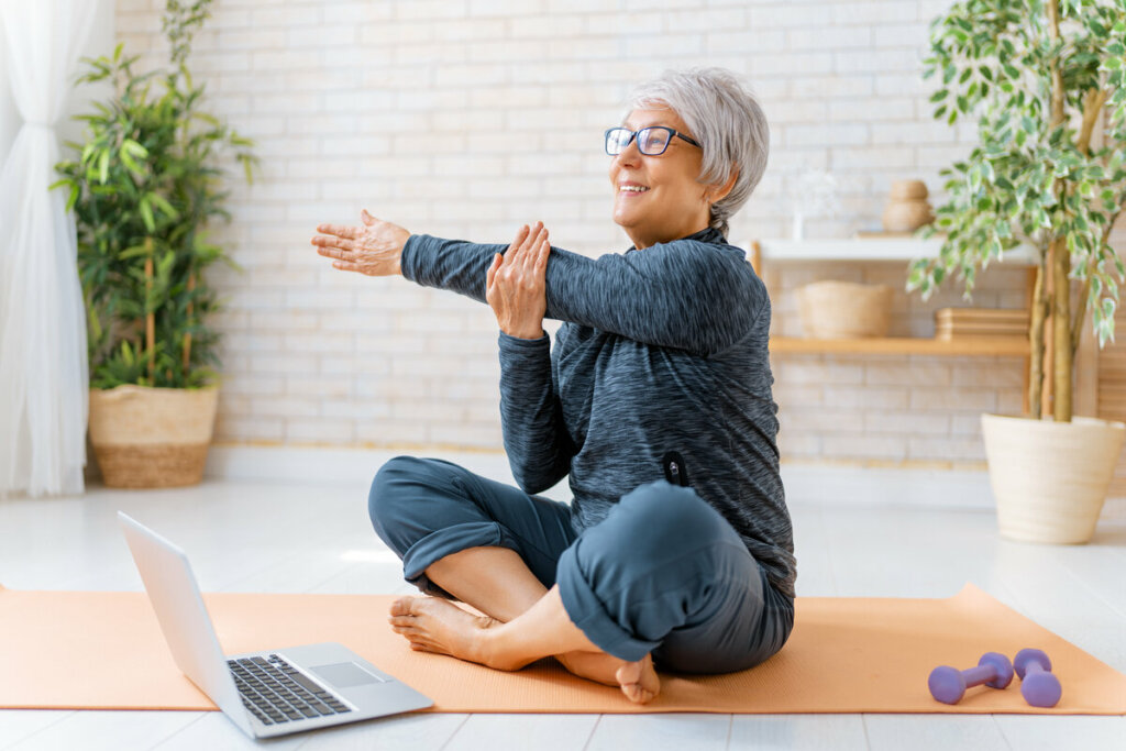 Praticar atividade física é importante para ajudar a prevenir as varizes (Imagem: Yuganov Konstantin | Shutterstock)