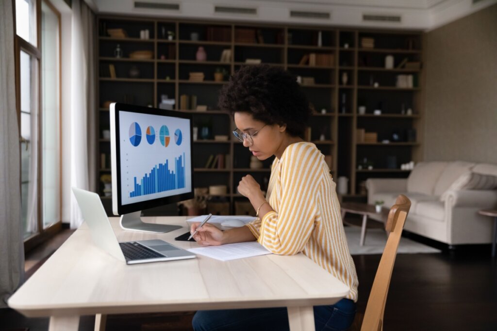 Priorize o desenvolvimento pessoal e profissional por meio da educação formal para se destacar (Imagem: fizkes | Shutterstock)