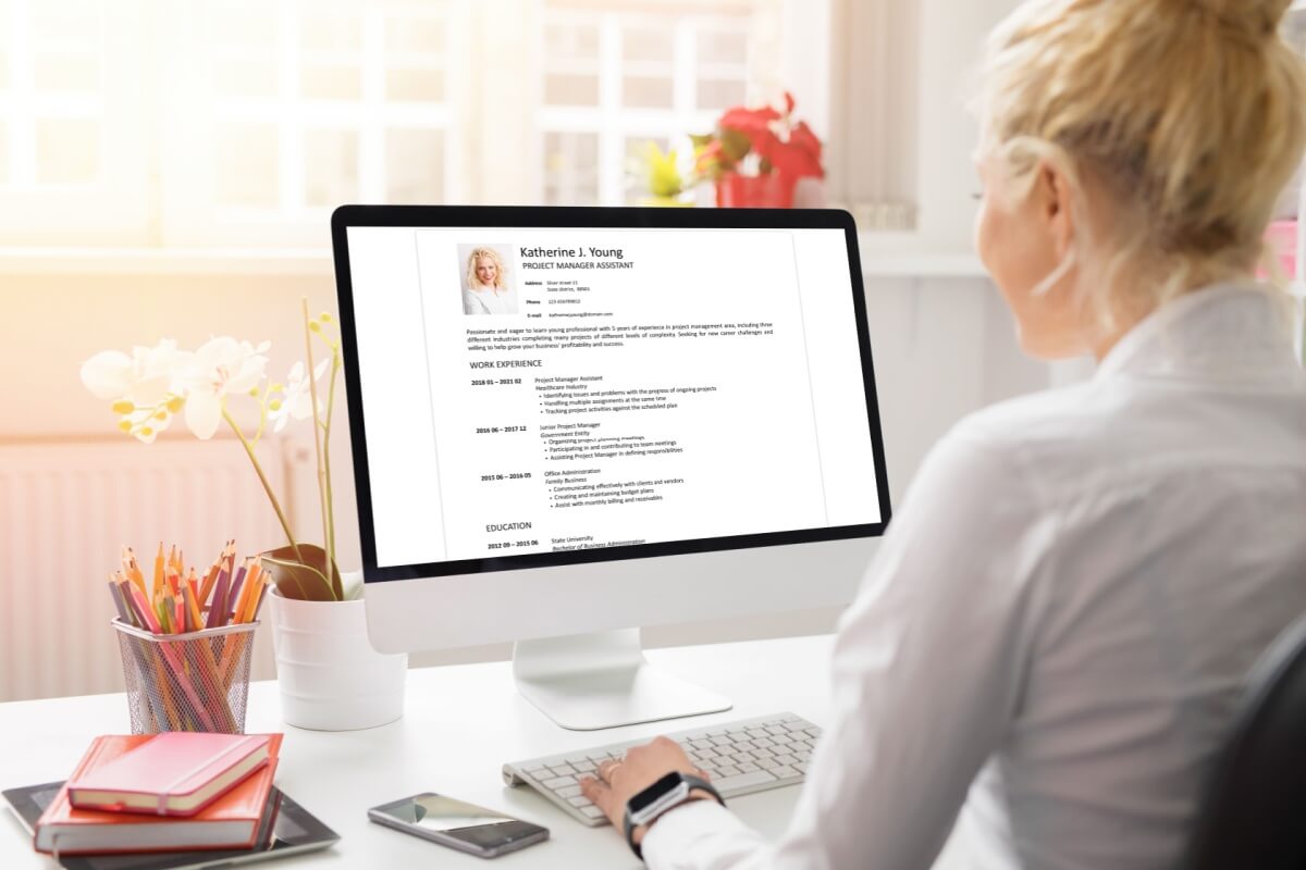 Saber montar o currículo profissional é fundamental para quem busca vagas de emprego (Imagem: Kaspars Grinvalds | Shutterstock)