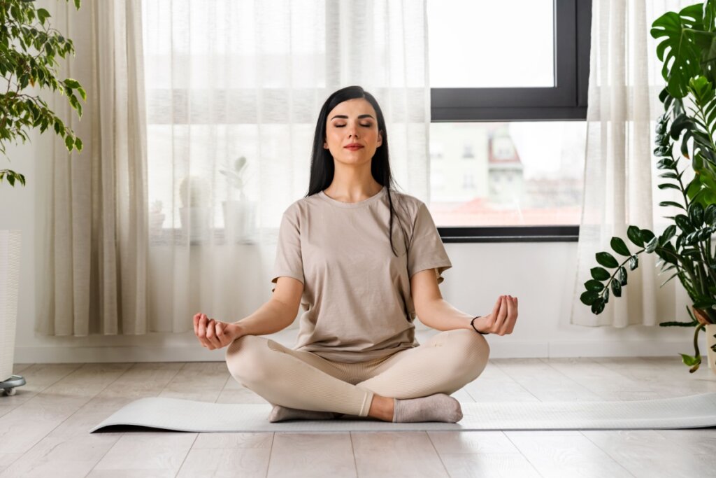 Controlar a respira&ccedil;&atilde;o usando t&eacute;cnicas de yoga auxilia no gerenciamento do estresse (Imagem: Lordn | Shutterstock)