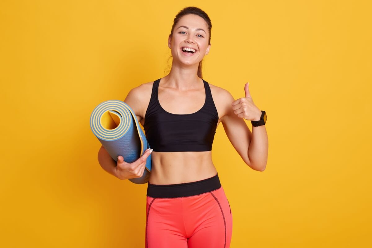 É possível praticar pilates no dia a dia (Imagem: StoryTime Studio | Shutterstock)