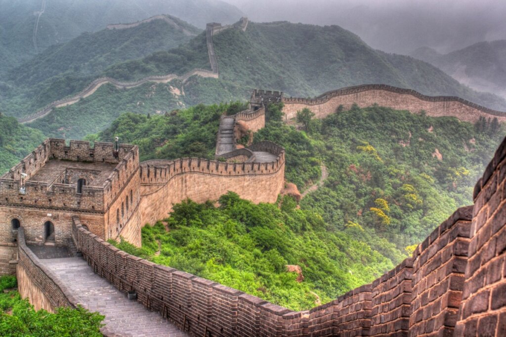 Visitar a Muralha da China &eacute; um passeio imperd&iacute;vel  (Imagem: Yuri Yavnik | Shutterstock)