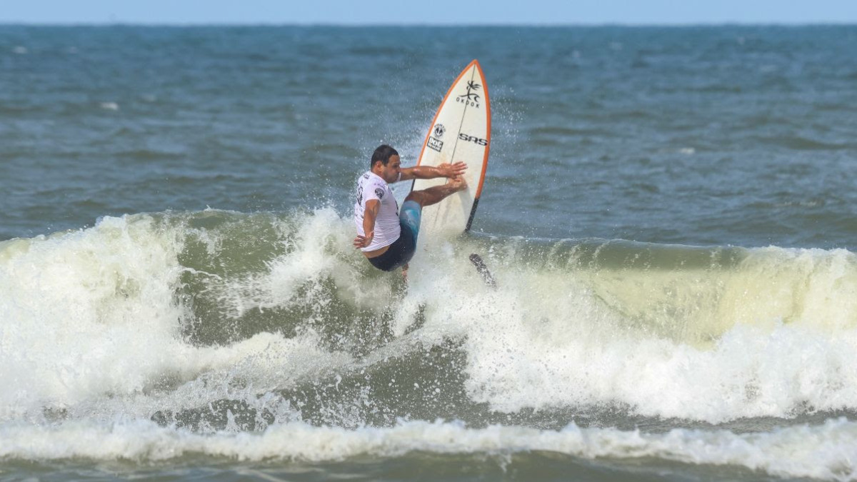 Navegantes celebra 50 anos de surfe recebendo o CBSurf Master Tour 2024
