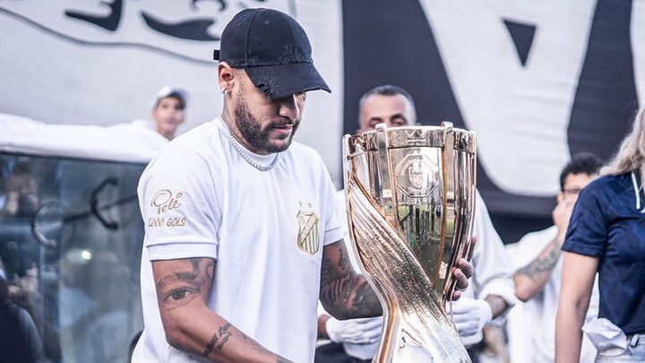 Neymar entrega a taça do Campeonato Paulista (Foto: Raul Baretta, Santos)